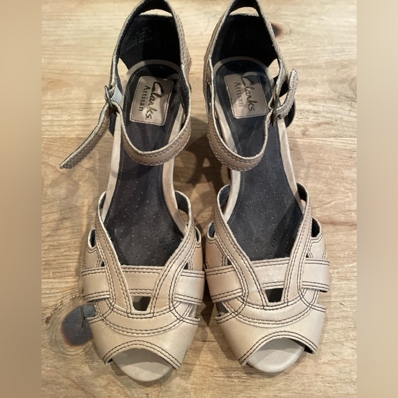 Clarks Artisan Leather Women's Tan Sandals Spring Summer Neutral Vacation 8M - Picture 1 of 6